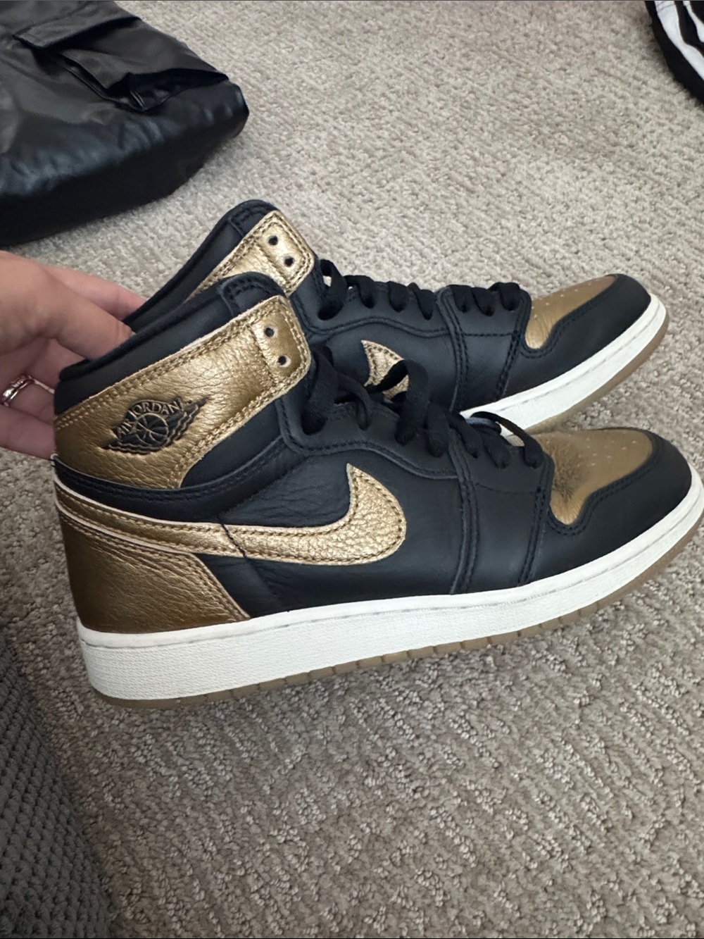 Nike Air Jordan 1 Retro High OG - Black/Metallic Gold